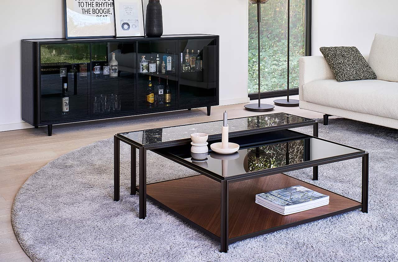 Couchtisch mit filigranem Gestell und eleganter, moderner Ausstrahlung.